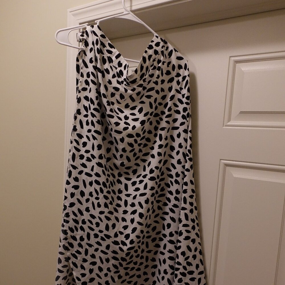 Gently used polyester wrap skirt. Size XL.